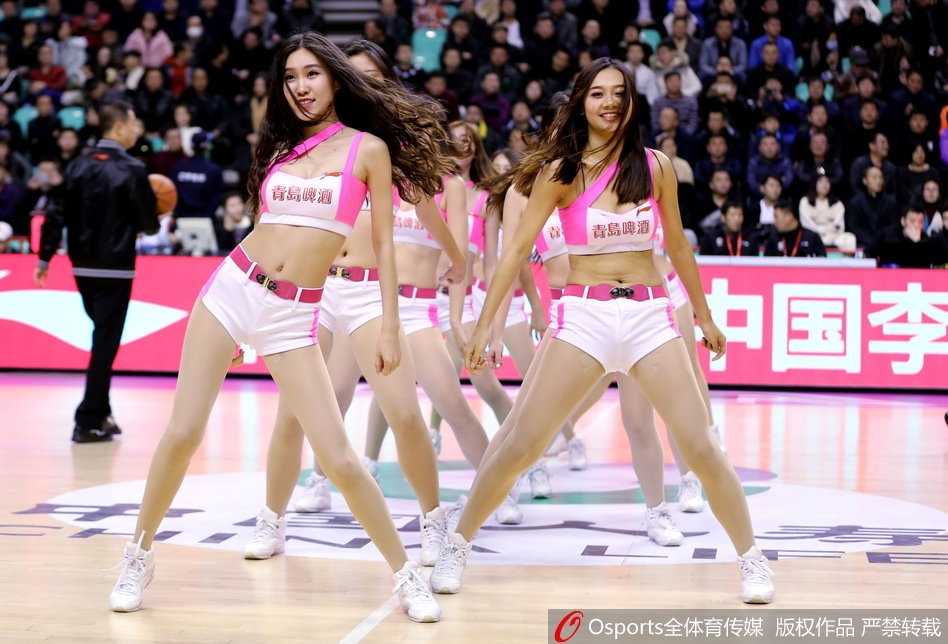 辽粤大战加时险胜 篮球宝贝秀动感舞姿成场边风景线 表演结束后,篮球宝贝们向观众席挥手致意,她们脸上带着自信的微笑,与看台上热情的球迷互动,为这次精彩的间歇表演画上完美句号