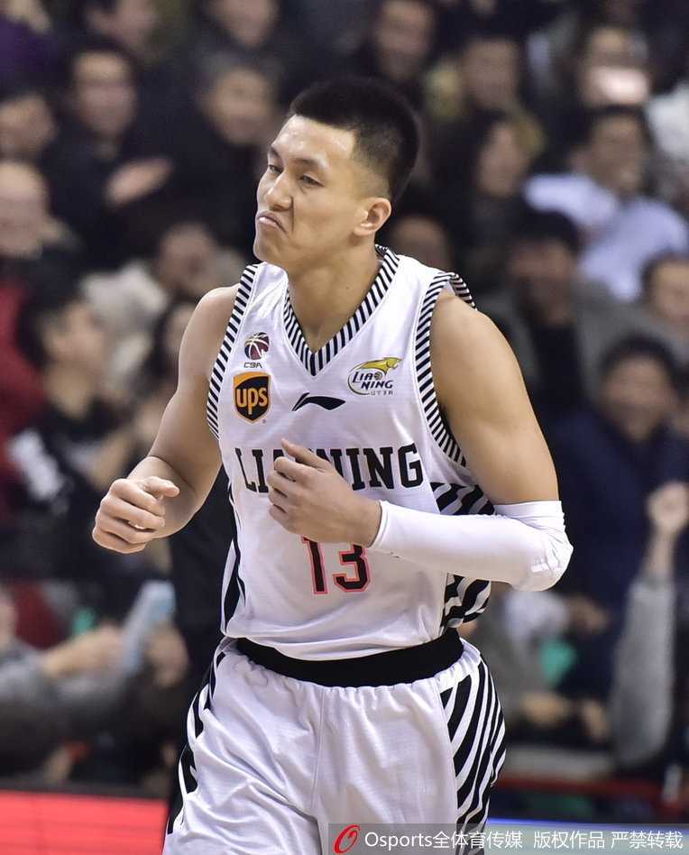 辽宁队外援哈德森面对广东队两人包夹紧逼防守，依然稳健地护住球，寻找稍纵即逝的传球或进攻机会。