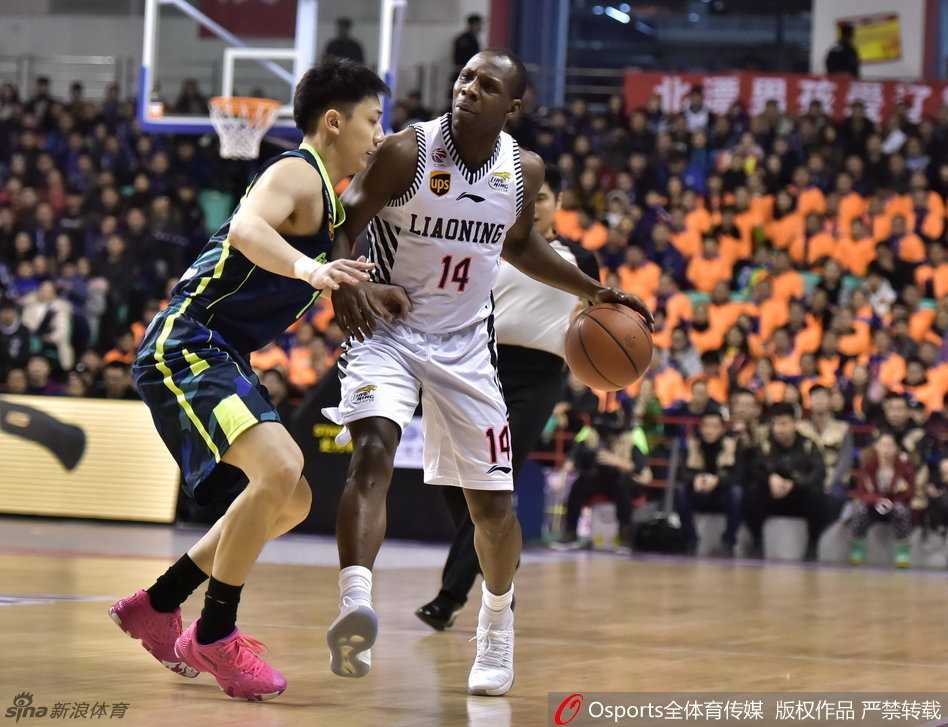 前NBA全明星球员布泽尔在广东队命中关键球后激动不已，高高跃起握拳怒吼，与队友激情庆祝得分。
