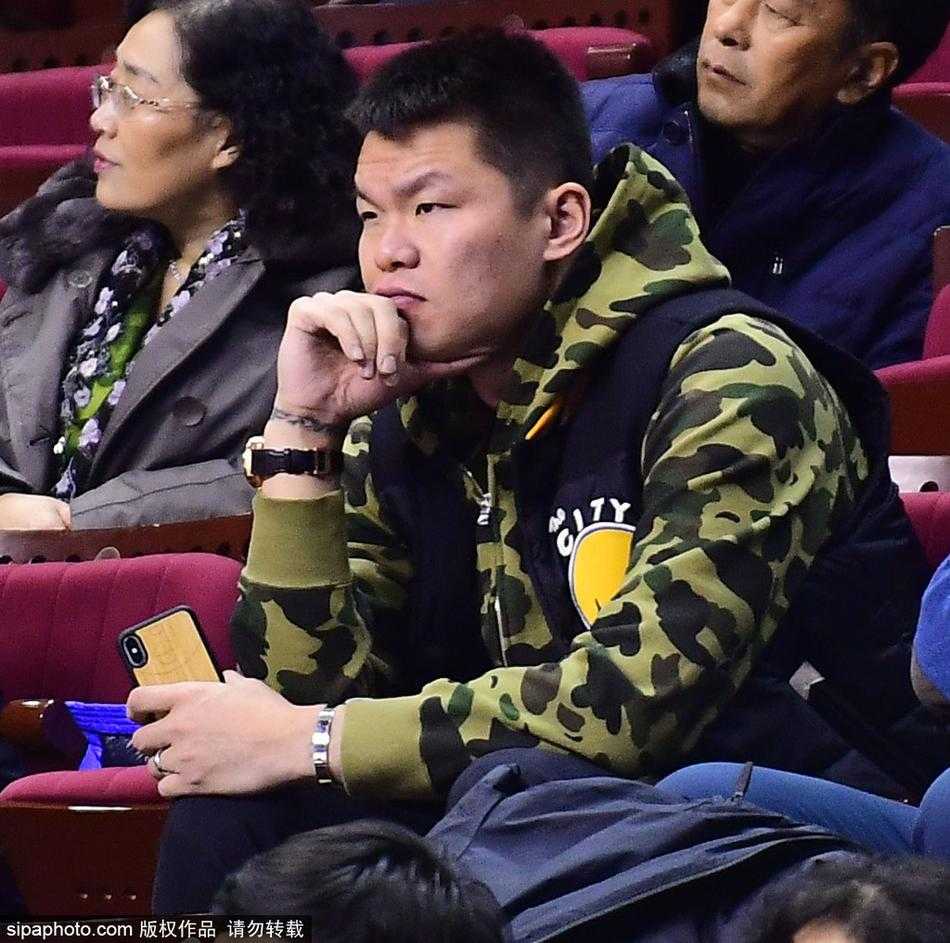 辽粤故人本溪聚首,赛场风云见证尤纳斯与朱芳雨的弟子情 本溪体育馆的看台上,尤纳斯目光如炬地注视着场内的一举一动,身旁的朱芳雨神情专注,这对曾经的国家队师徒如今在另一个赛场边聚首。