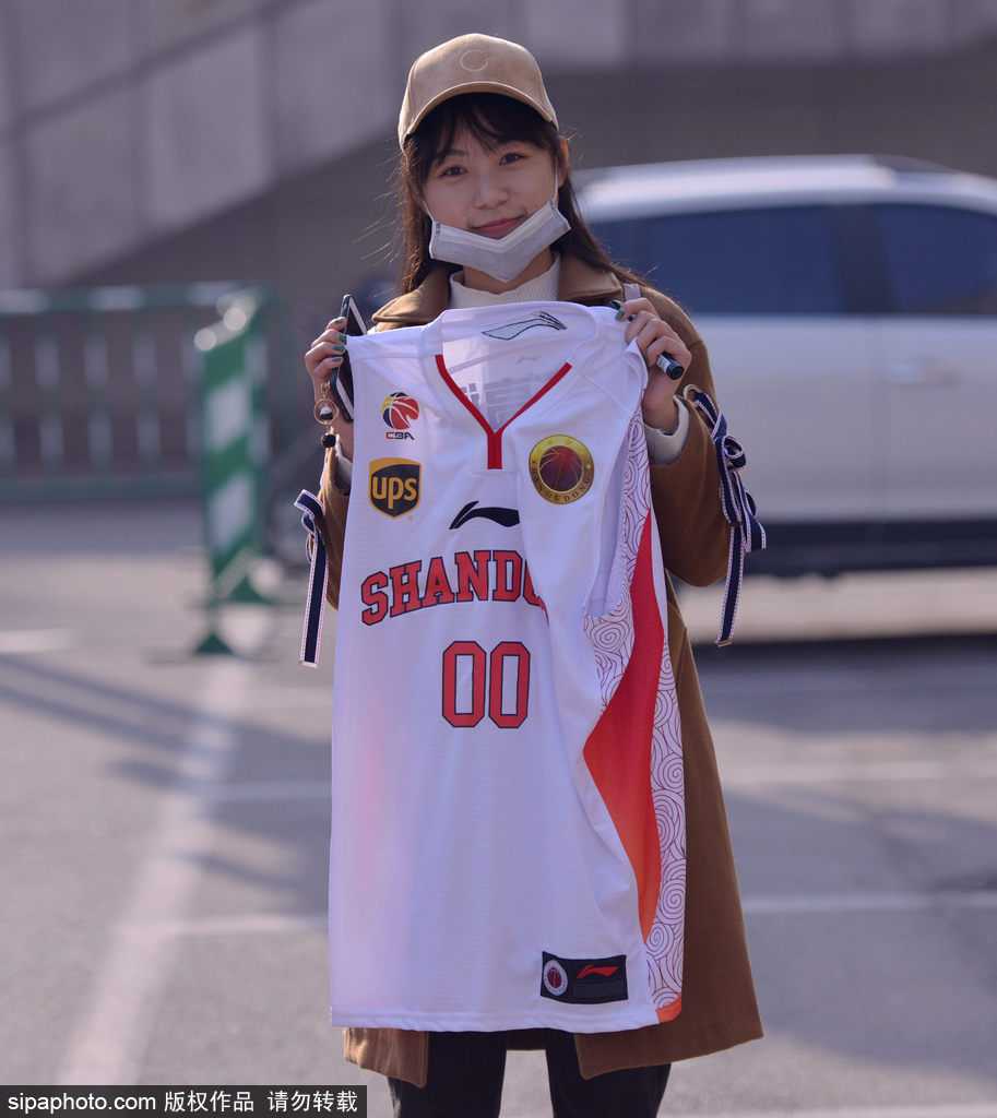 迷妹的漫长等候,只为CBA赛场外的那份真情 天色渐暗,几位迷妹在昏黄的灯光下依然不愿离去,她们有的在整理刚获得的签名,有的还在向场馆内张望,希望能再多看一眼心中的偶像。