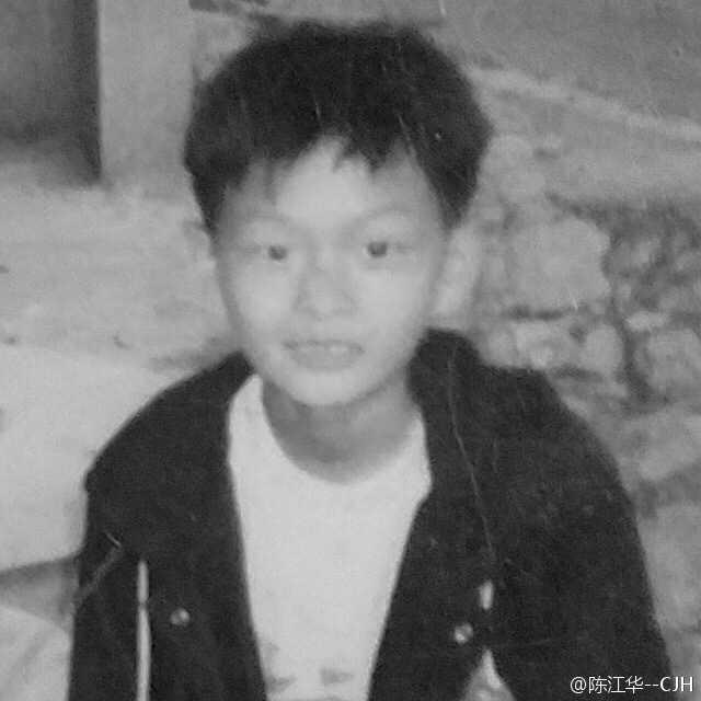 追风少年永不谢幕 陈江华二十九岁生日快乐 少年陈江华在训练场上接受严师指导,稚气未脱的脸庞上写满了专注与倔强