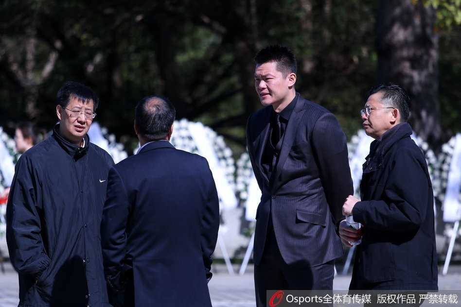 肃穆的告别大厅内，姚明身着黑色西装神情哀伤，与身旁的易建联并肩而立，共同送别他们无比敬重的中国篮球领路人林叔