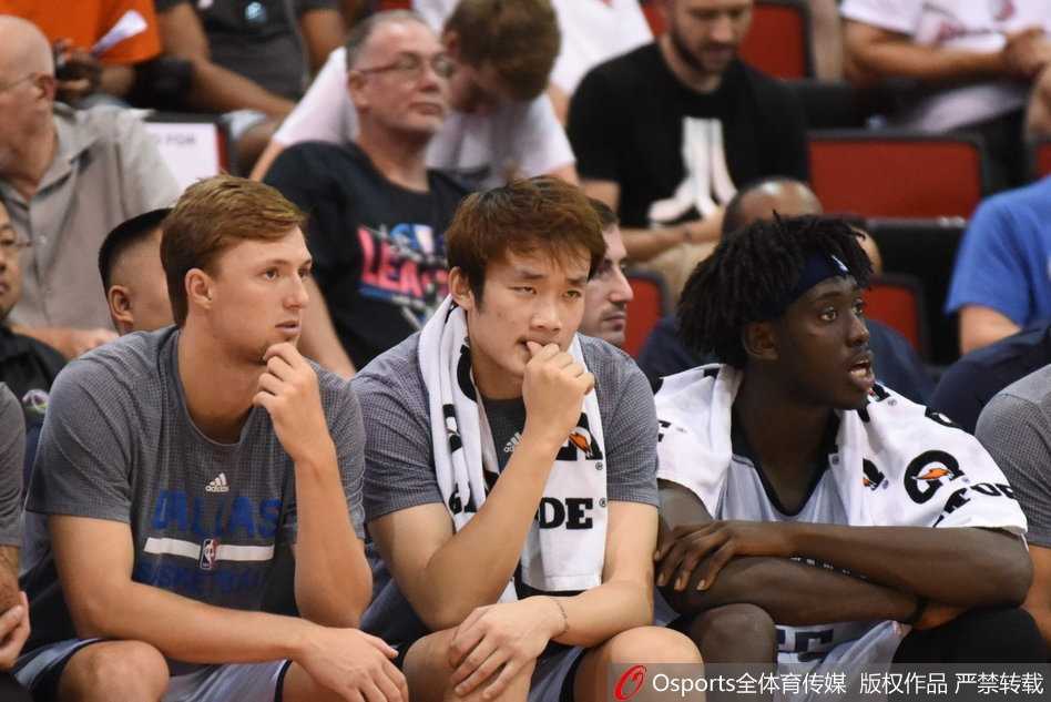 丁彦雨航目光如炬，在夏季联赛的赛场上全神贯注，脸上写满了对胜利的渴望。