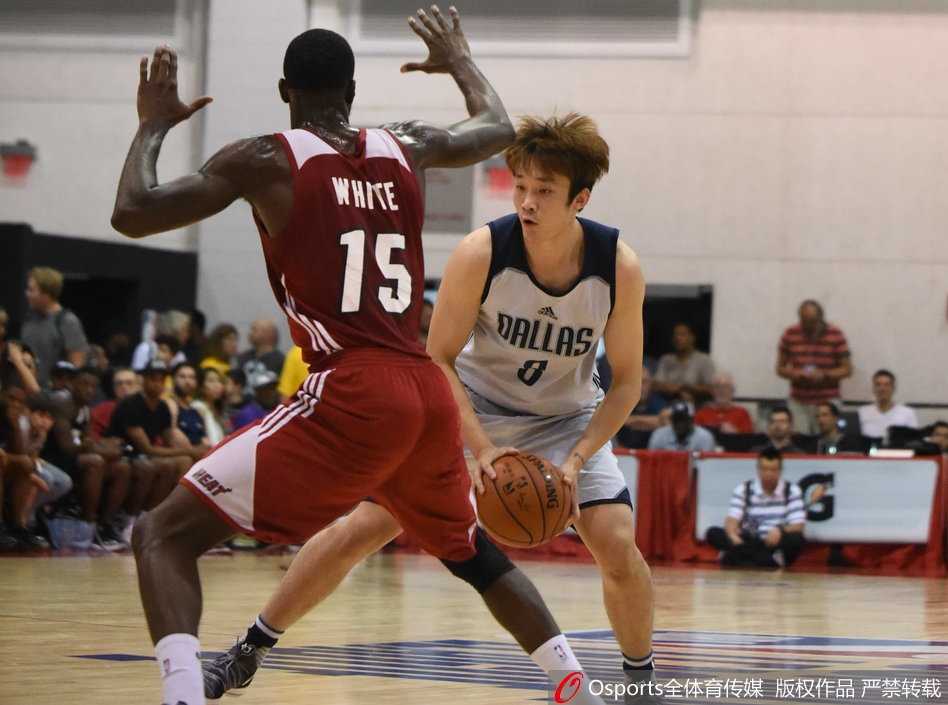 丁彦雨航持球面对防守，眼神坚定，他在场上从一号位防到四号位，展现了全能的身手。