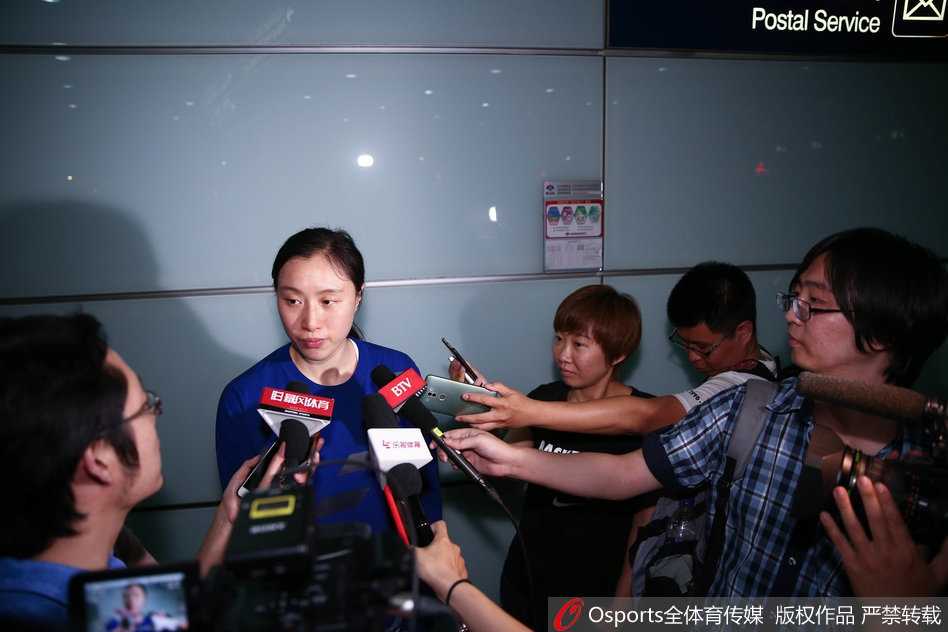 面对媒体的长枪短炮，邵婷笑得十分灿烂，从容分享美国之行的收获