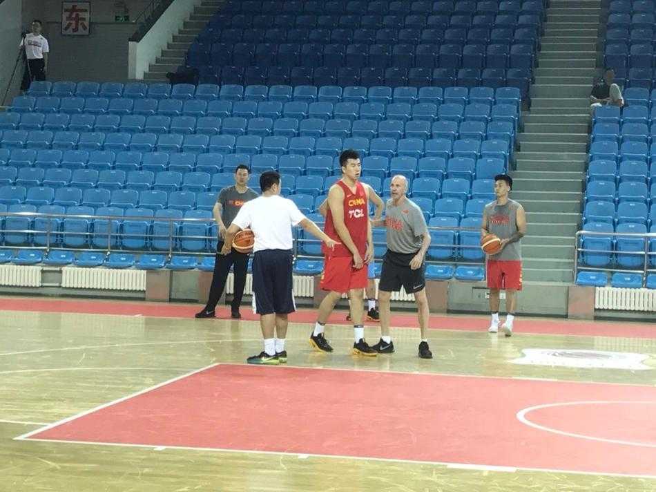 邹雨宸伤愈回归合练,驰援男篮内线静待伊朗硬仗 邹雨宸身披国家队红色战袍,在训练中高高跃起试图封盖队友投篮,神情专注,展现出复出后的出色移动能力与求战欲望。