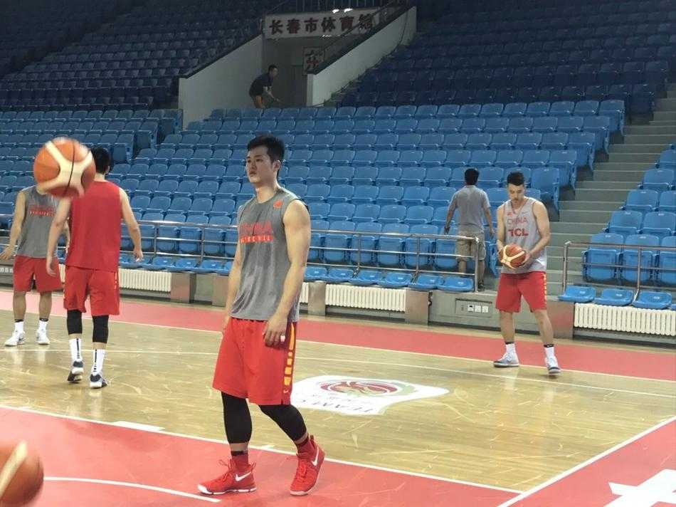 邹雨宸伤愈回归合练,驰援男篮内线静待伊朗硬仗 合练间隙,邹雨宸与队友在场边认真听主教练张庆鹏讲解战术,眼神坚定,即便是在恢复后的首训中也全神贯注,渴望尽快融入比赛节奏。