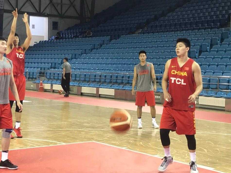 邹雨宸伤愈回归合练,驰援男篮内线静待伊朗硬仗 邹雨宸在训练结束后独自加练罚球,皮球划过指尖稳稳空心入网,汗水湿透球衣,背景是空旷的球馆,彰显了他为重返赛场付出的不懈努力。