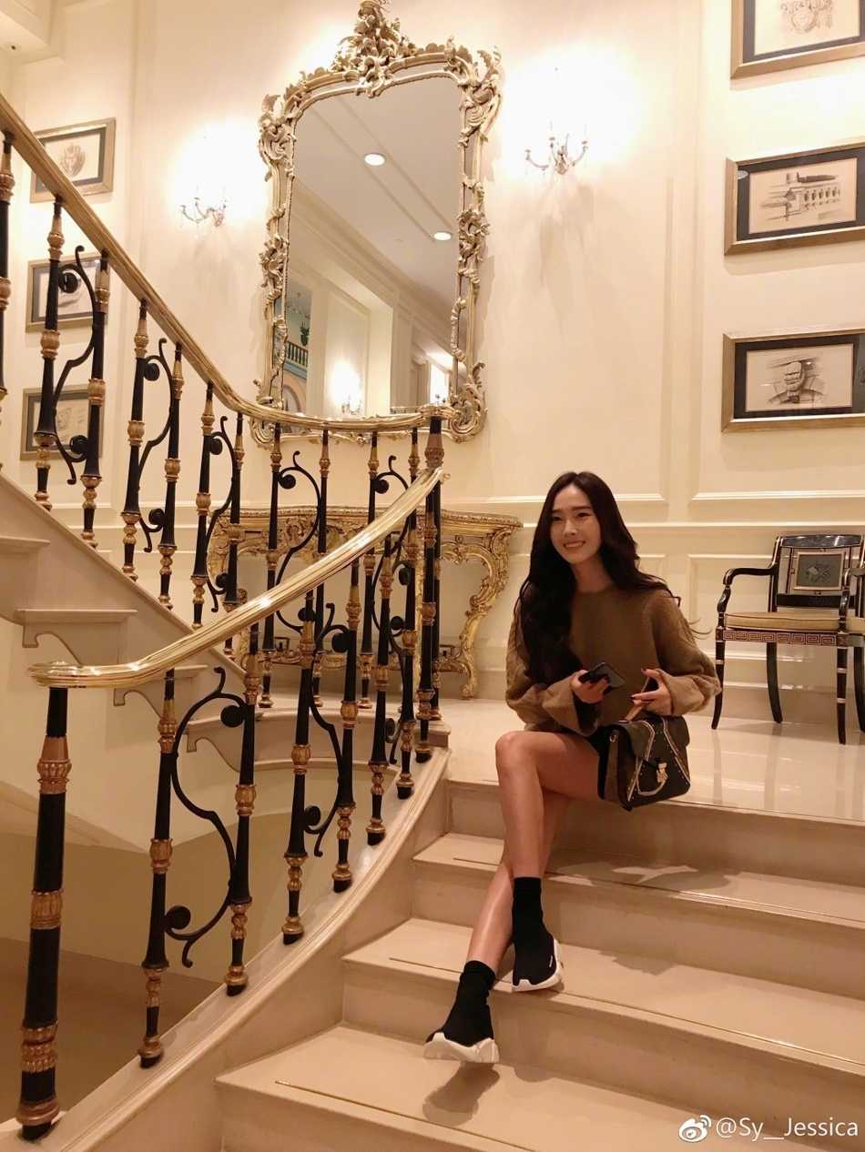 郑秀妍从球场到秀场演绎冰与火之歌 郑秀妍休闲装扮下难掩出众气质,她的双腿在任何姿态下都能构成一幅和谐而充满张力的画面