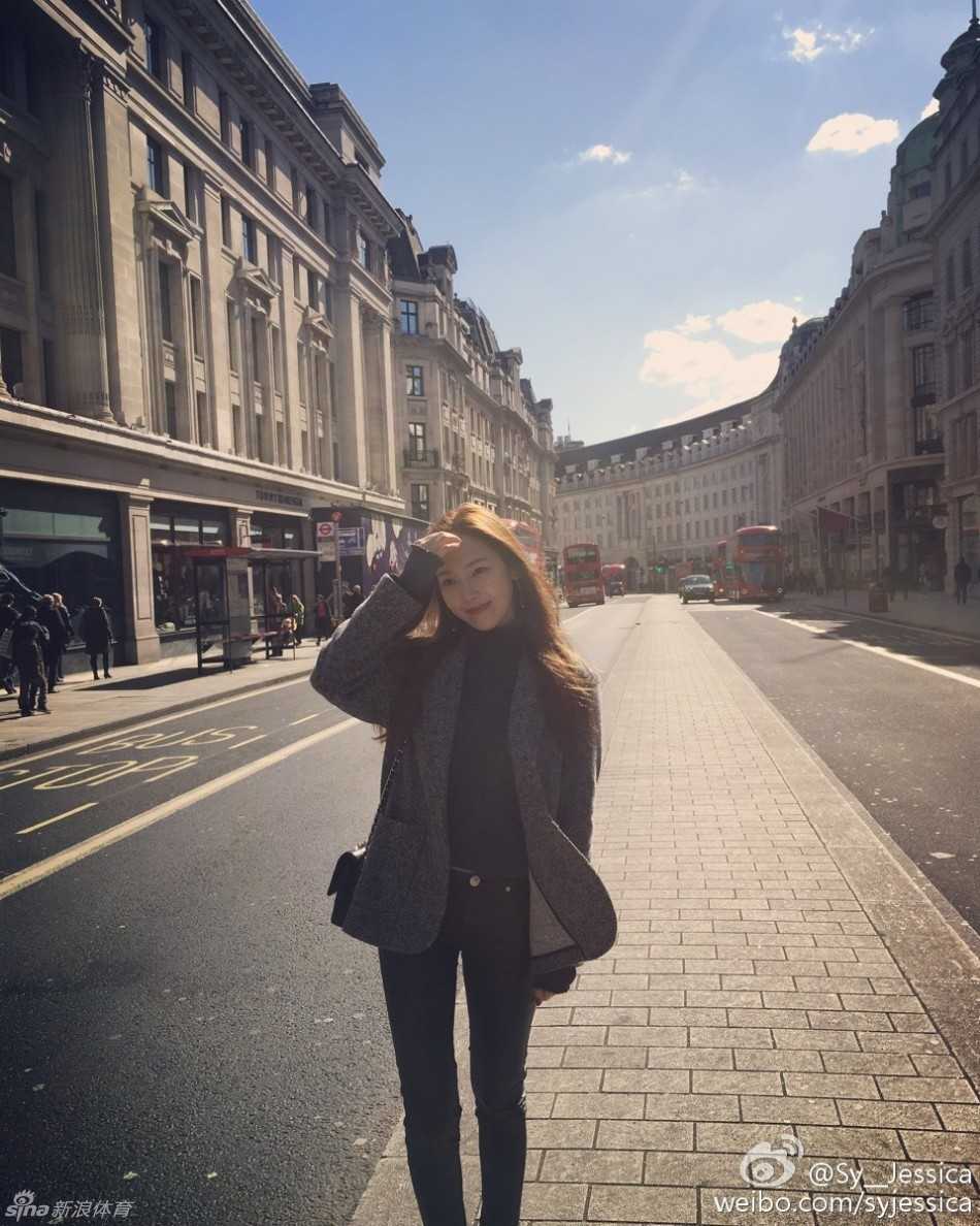 郑秀妍从球场到秀场演绎冰与火之歌 郑秀妍迈着自信的步伐,如同掌控全局的女王,将个人时尚品味与强大气场完美融合