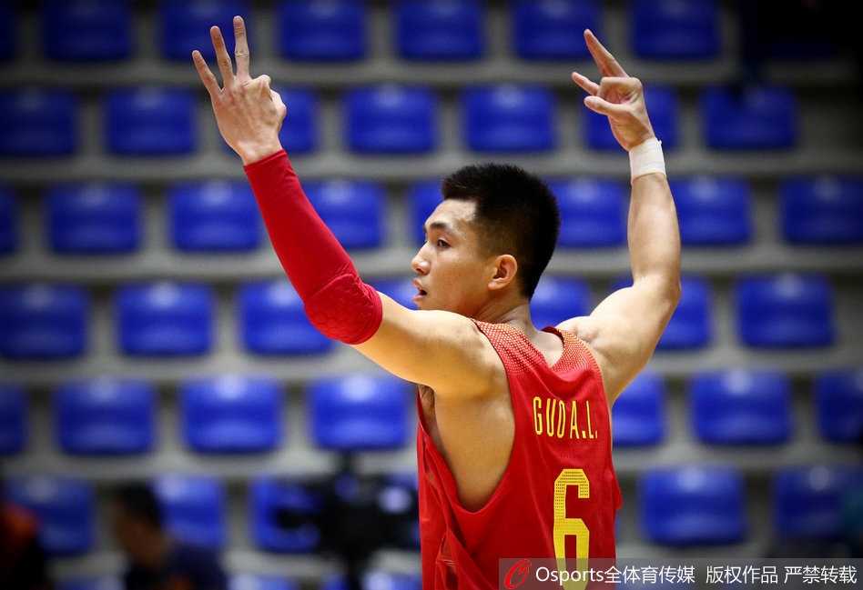 身经百战的郭艾伦如今在场上更加从容自信，面对防守阅读比赛，用一次精准的传球撕开对手防线，盘活全队进攻，尽显核心控卫本色。