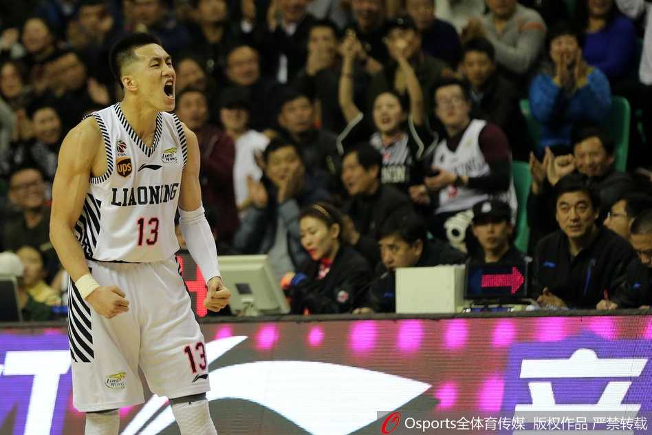 身披广州队战袍的郭艾伦在里程碑之夜运球推进，虽然已过而立之年，但他速度不减，眼神中依然闪烁着对胜利的渴望和对篮球纯粹的热爱。