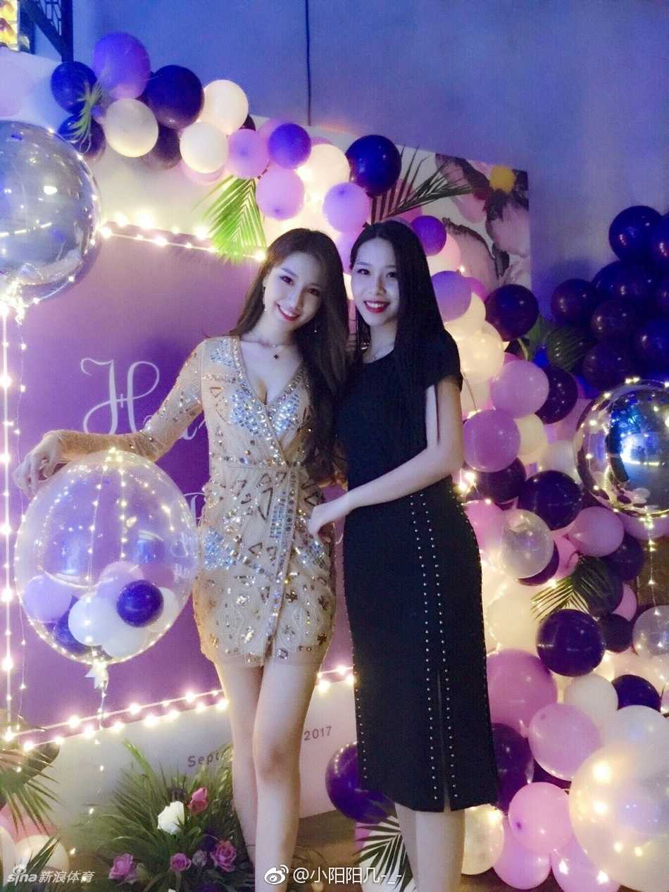 马阳阳与蛋糕的合影，精致容颜在烛光映照下更显温柔，氛围感拉满