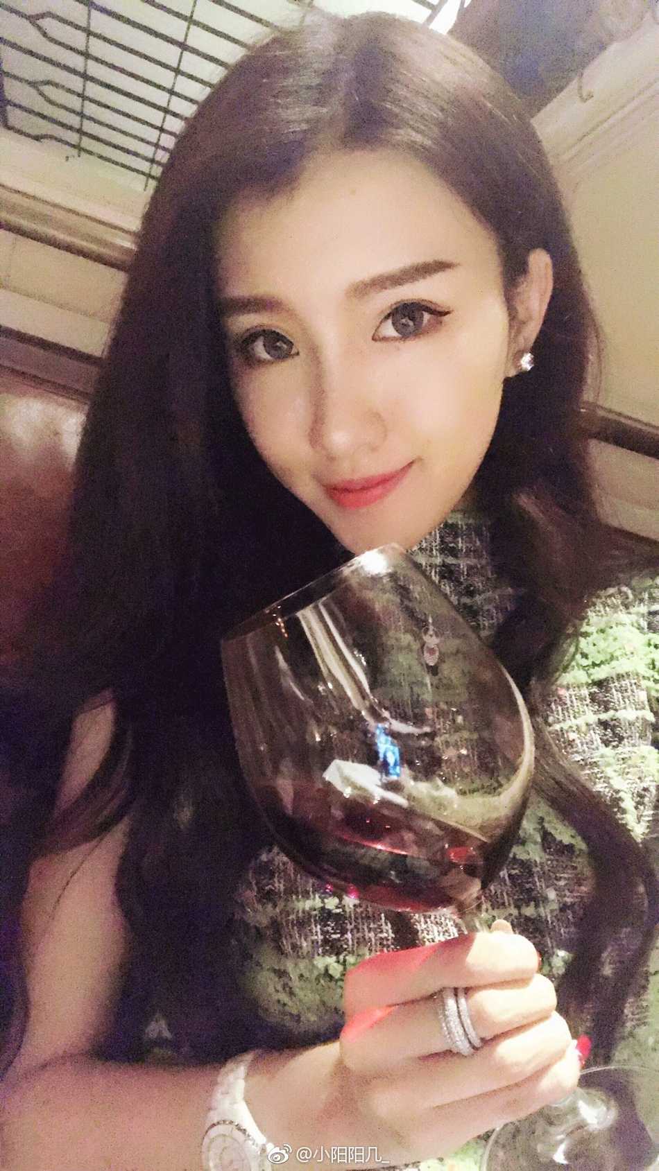 证件照中的马阳阳清秀脱俗，精致的五官和明亮的眼神打破了证件照必丑的魔咒