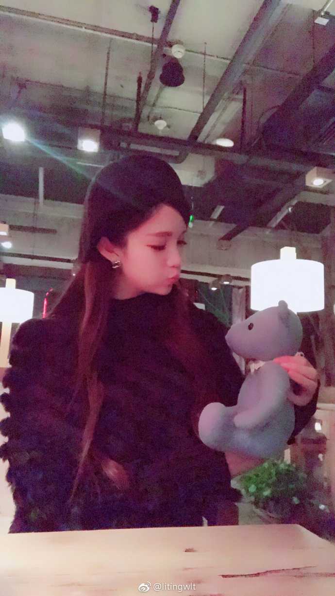 夕阳的余晖勾勒出温柔的侧颜，她轻抚秀发，眼神清澈而明亮，画面中洋溢着青春特有的朝气与对生活的无限热爱。