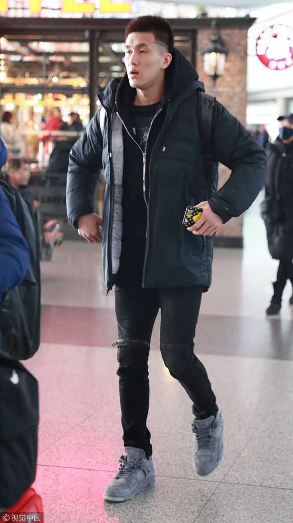 郭艾伦机场邂逅迷妹追随,怠惰神情难掩耐心善意 郭艾伦微弓着背,低垂着眼帘,手中握着笔在球迷的卡片上认真划过,身后的机场告示牌虚化成影,疲惫与温柔在这一刻交融