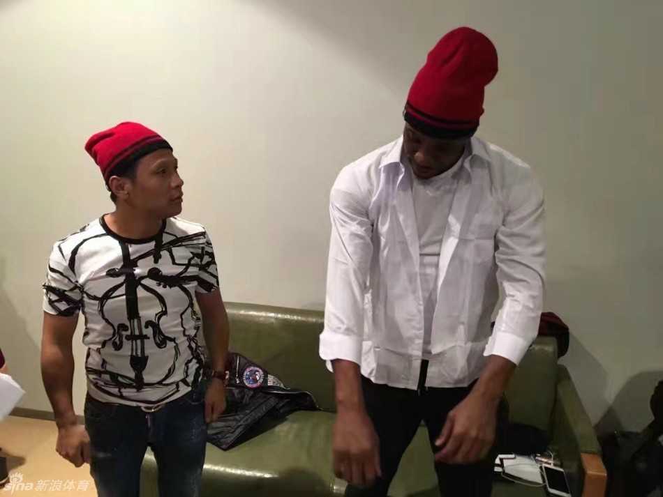 郭艾伦牵线“亲哥俩”宋小宝哈德森,辽视春晚后台飙戏比“损色” 郭艾伦身穿绿色时尚风衣,一脸得意地站在中间,左右手分别搂着哈德森和宋小宝,三人对着镜头露出大白牙,画面十分有爱。