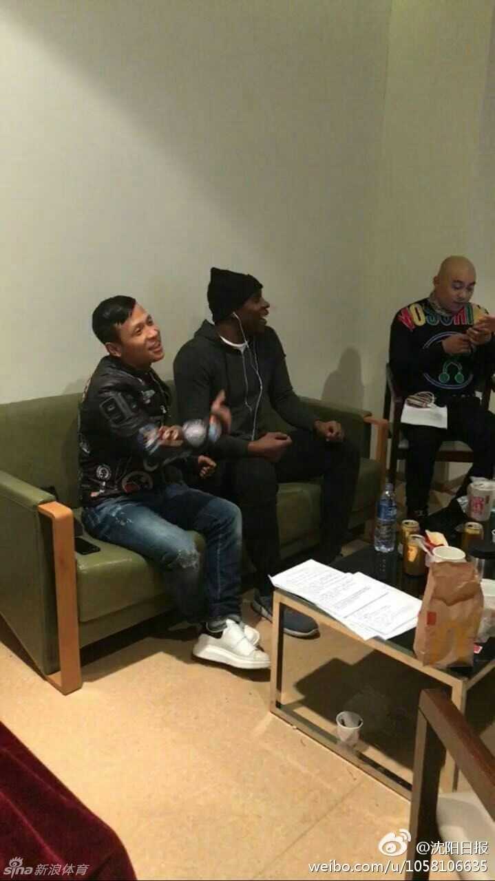 郭艾伦牵线“亲哥俩”宋小宝哈德森,辽视春晚后台飙戏比“损色” 最后一张大合影,三人脑袋凑在一起,郭艾伦居中,宋小宝和哈德森在两侧,全都咧嘴露出大白牙,笑得眼睛眯成一条缝,画面充满了喜感。