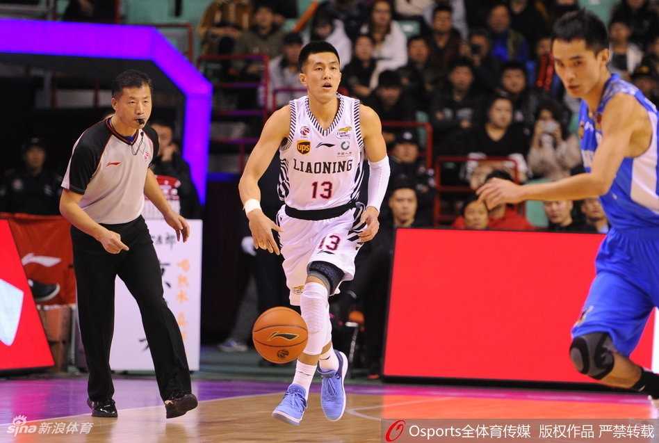 郭艾伦生日夜狂飙三十分,辽宁主场送青岛七连败 生日夜的主角郭艾伦,如闪电般撕裂青岛防线,用一记华丽的上篮为自己献上最好的生日礼物。