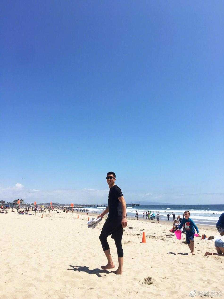 郭艾伦的洛杉矶海岸日记:阳光沙滩烤苞米,还有那一双大长腿 郭艾伦把身体陷在沙滩椅里,故意伸出一条腿对着镜头,运动短裤下的小腿线条修长,他带着墨镜一脸得意,仿佛在说:看,这就是你们说的长腿