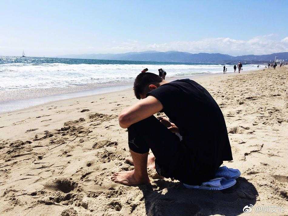 郭艾伦的洛杉矶海岸日记:阳光沙滩烤苞米,还有那一双大长腿 郭艾伦眯眼对着手机镜头咧嘴笑,背后是洛杉矶威尼斯海滩的碧海蓝天,金色阳光洒在他小麦色的皮肤上,像个大男孩一样惬意