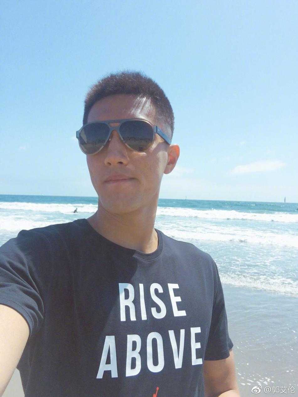 郭艾伦的洛杉矶海岸日记:阳光沙滩烤苞米,还有那一双大长腿 一根烤得恰到好处的玉米,玉米粒泛着焦糖色的油光,郭艾伦的手握着竹签,这根在东北随处可见的烤苞米,此刻在洛杉矶海滩上成了最吸睛的“土味奢侈”