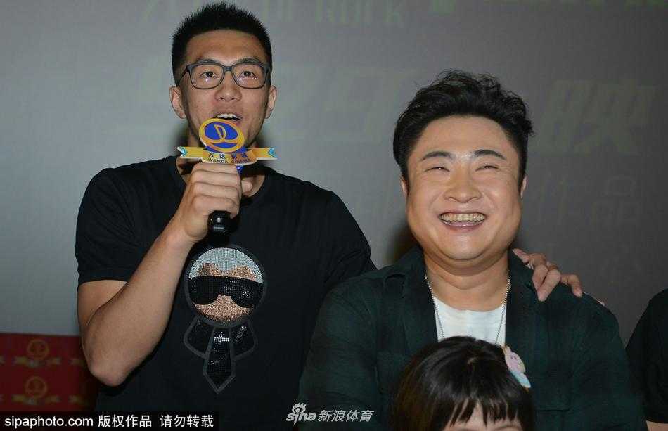 篮球明星郭艾伦出现在首映礼红毯上，身穿休闲运动装，面带微笑向影迷挥手致意，跨界助阵十分抢眼