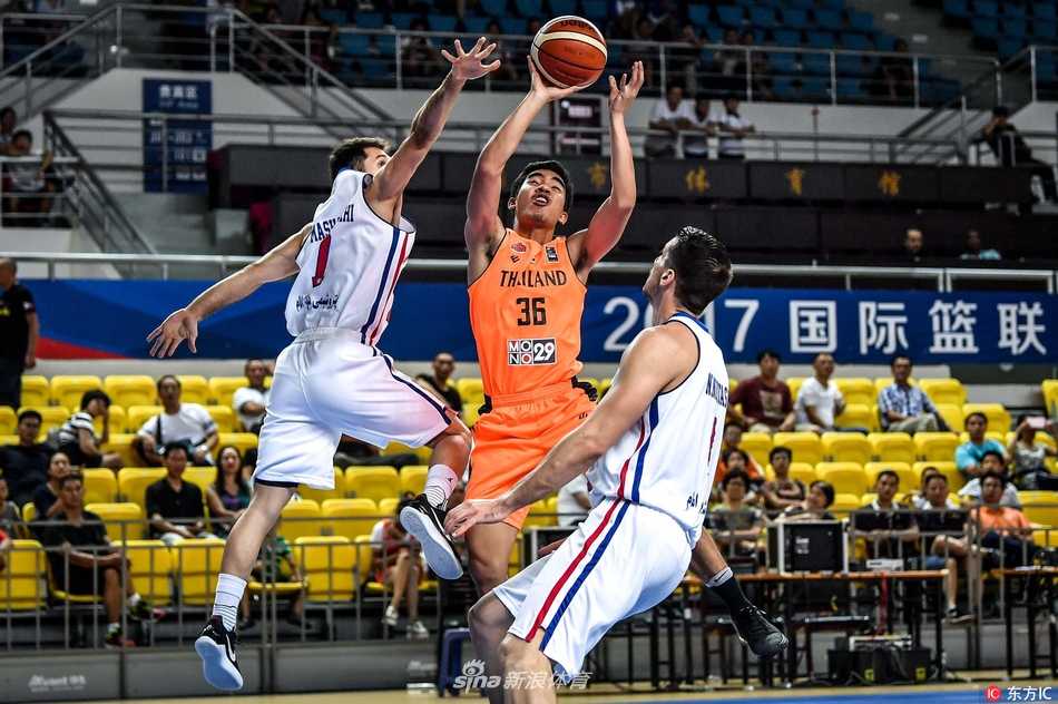 郴州亚冠赛场现悬殊比分 伊朗石油化工大胜泰国吸血鬼 身穿白色球衣的伊朗石油化工球员高高跃起,以一敌三试图冲破泰国吸血鬼队的重重防线