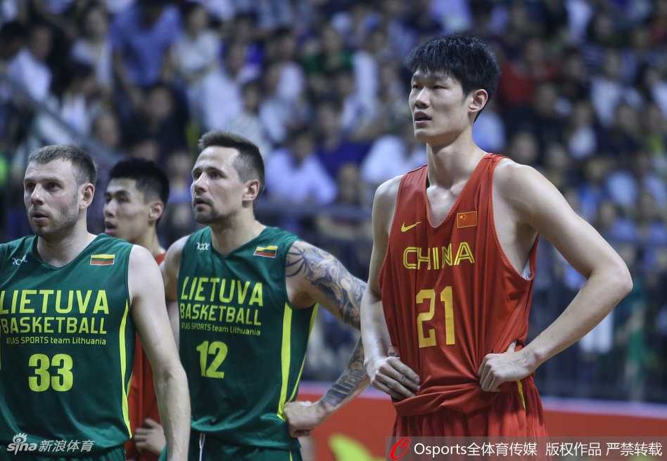 胡金秋在立陶宛多人包夹下艰难运球试图背打，他利用身体卡住位置，额头青筋暴起，展现了内线肉搏的激烈程度