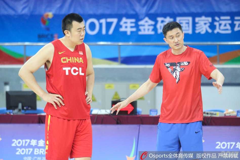 金砖赛场初试锋芒,杜锋与韩德君共筑中国男篮蓝队内线新篇章 赛前热身环节,韩德君在篮下进行着扎实的卡位练习,他庞大的身躯像一堵墙,汗水早已浸湿了训练服,每一次发力都彰显着他在内线的绝对统治力。