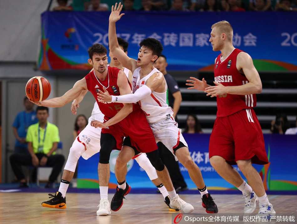 金砖赛场巅峰对决:韩德君力扛俄罗斯高塔,中国男篮蓝队虽败犹荣 杜锋场边战术指导,双手比划耐心讲解,年轻球员们围拢倾听认真专注