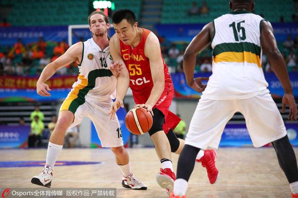 金砖赛场青春风暴 中国男篮蓝队大胜南非显锋芒 中国队球员韩德君在篮下强攻,面对南非队防守球员的贴身干扰,他凭借强壮的身体稳稳卡住位置,准备完成一次势大力沉的灌篮。