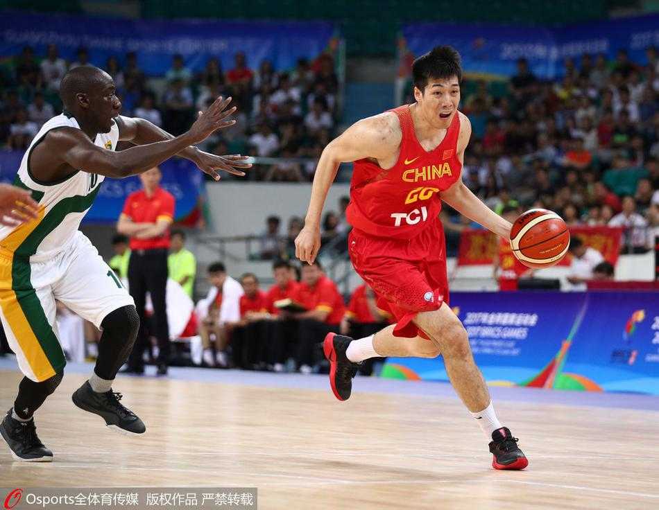 金砖赛场青春风暴 中国男篮蓝队大胜南非显锋芒 主教练杜锋在场边神情专注地进行战术指挥,他双手比划着跑位路线,大声呼喊队员,试图通过调整来应对场上瞬息万变的局势。