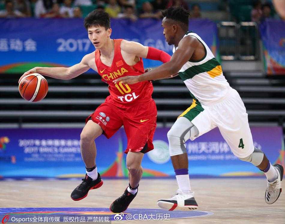 金砖赛场青春风暴:男篮蓝队大胜南非,新星闪耀背后的成长故事 身披白色战袍的任骏飞在罚球线附近稳稳跳投,眼神坚毅,防守球员虽奋力扑防却已为时已晚。