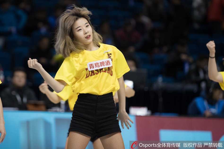 金陵夜战,同曦大胜送八一十连败,篮球宝贝热舞点燃主场激情 同曦主场灯光璀璨,篮球宝贝们身着亮黄色动感短裙,伴随着劲爆的音乐跃向空中,她们整齐划一的马尾辫和灿烂的笑容瞬间点燃了全场观众的激情。