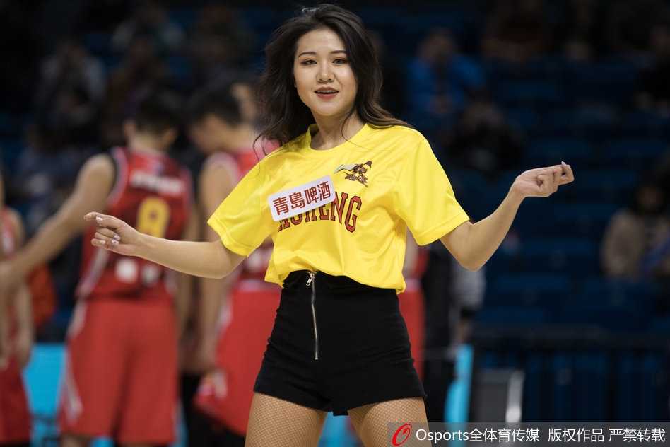 金陵夜战,同曦大胜送八一十连败,篮球宝贝热舞点燃主场激情 镜头捕捉到一位笑容极具感染力的篮球宝贝特写,她随着音乐的节奏单手叉腰,身体微微侧倾,甜美的笑容和专业的态度让人感受到CBA赛场除了激烈对抗外的另一番魅力。