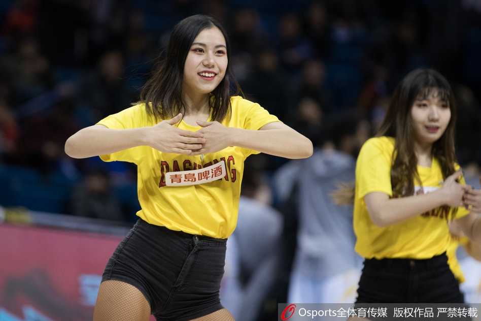 金陵夜战,同曦大胜送八一十连败,篮球宝贝热舞点燃主场激情 赛后,篮球宝贝们在清空的场地上进行最后的排练,她们一字排开,动作整齐而充满力量。虽然汗水已经浸湿了衣衫,但她们脸上依然洋溢着职业的微笑,为这场篮球盛宴画上了圆满的句号。