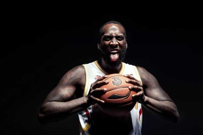 亚洲外援巴赫拉米眼神深邃面带坚毅，举手投足间尽显国际赛场的经验与老辣