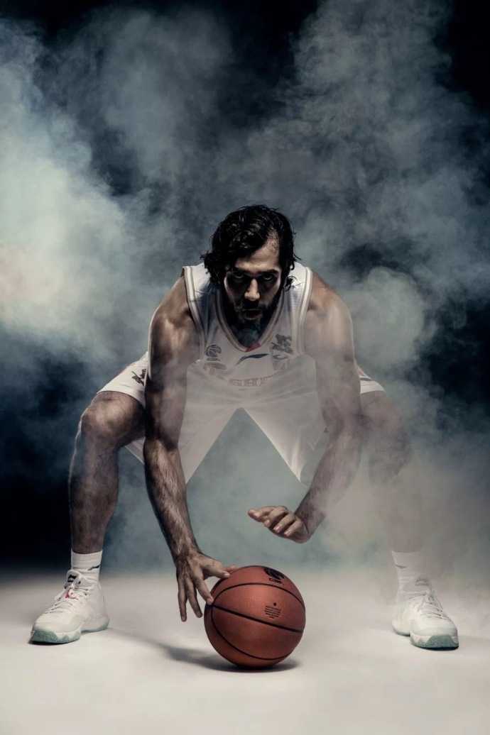 外援多米尼克琼斯运球突破瞬间被抓拍，身形如猎豹般迅捷，写满了得分手的本能