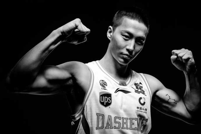 宝岛勒布朗周仪翔展露钢铁臂膀，眼神凌厉如刀锋，完美融合力量与速度的美学