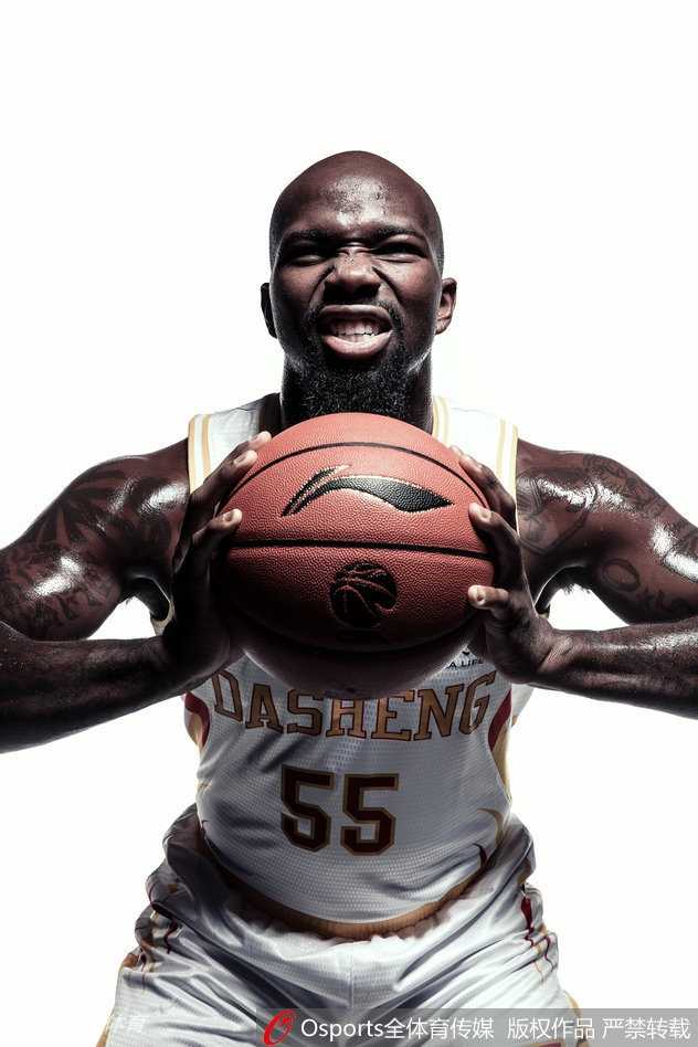 金陵烽烟起 同曦男篮新赛季写真如画 仙境中蓄势待发 众将在烟雾中若隐若现,仿佛一幅流动的水墨画,这种独特的东方美学与现代化的篮球运动完美结合,预示着同曦男篮新赛季的无限可能。