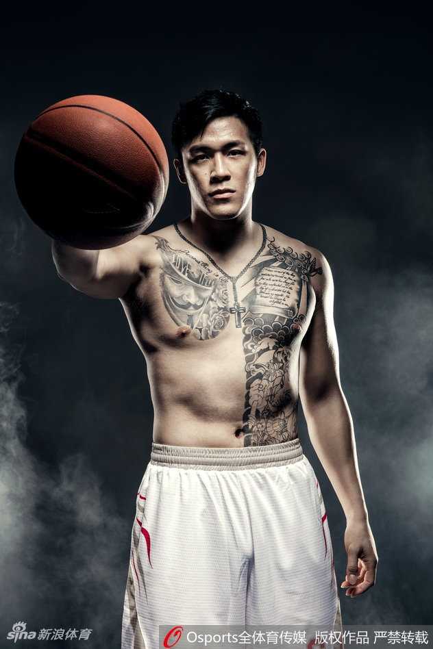 金陵烽烟起 同曦男篮新赛季写真如画 仙境中蓄势待发 外援琼斯在镜头前霸气十足,干冰制造的雾气在他脚下翻涌,如同踩着祥云的战神,随时准备在新赛季的赛场上掀起得分狂潮。