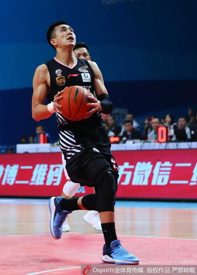 “台北勒布朗”周仪翔外线持球，眼神坚定，手起刀落命中关键三分，吹响了球队反击的号角。