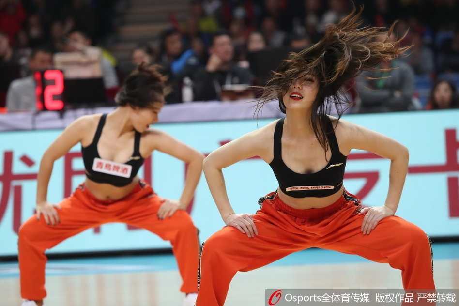 表演中，宝贝们队形变换错落有致，手中的花球如同夜空中绽放的礼花，与看台上球迷的呐喊声交相辉映