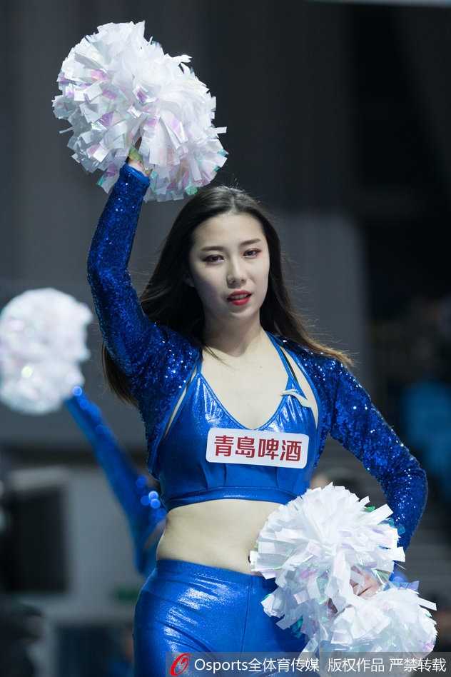 这位宝贝在表演中秀出惊人的柔韧性，一个下腰动作引得全场惊呼，紧身衣在灯光下泛着微光，女性的柔美与体育的力量感在这一刻完美交融。