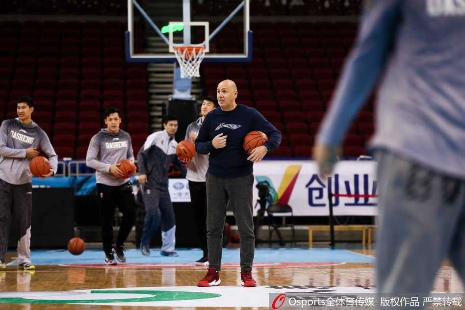 在一次成功的防守之后，外援希克森兴奋地与队友击掌相庆，汗水顺着他的臂膀滑落，这是属于战士的勋章与激情。