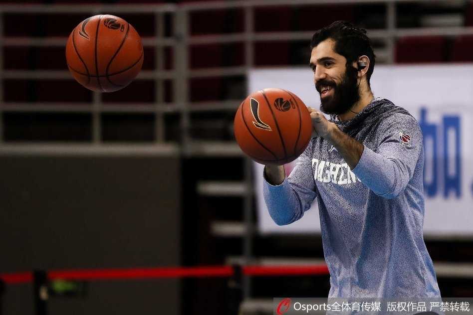 训练场上，球员们正进行着高强度的战术演练，篮球击打地面的声音和球鞋摩擦地板的尖锐声，交织成一曲战斗的序曲。