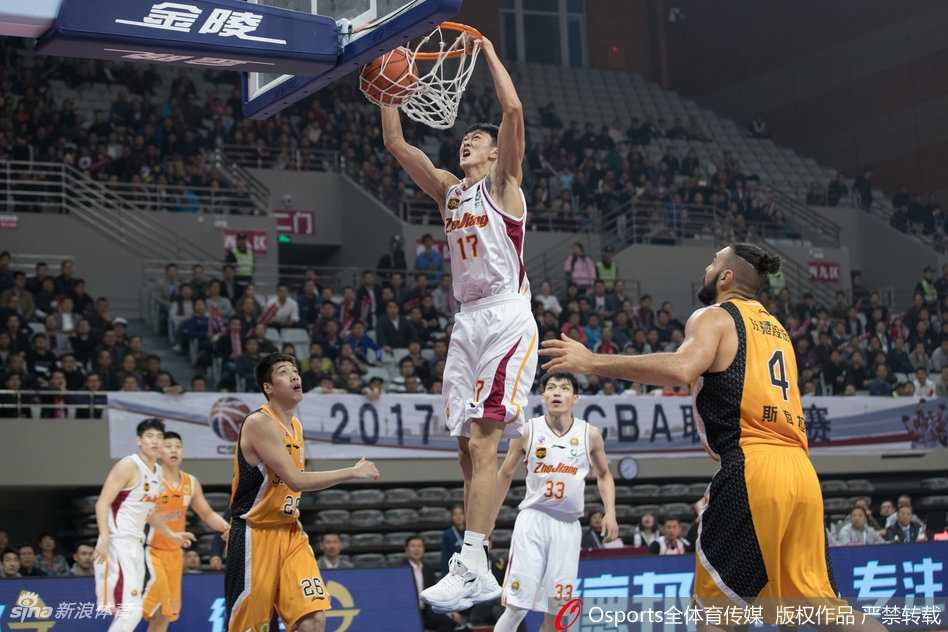 “钻石”斯科拉在浙江队內线展现精湛低位技术，他背身单打，准备用一次华丽的转身晃开防守，岁月在他身上仿佛只留下了智慧。