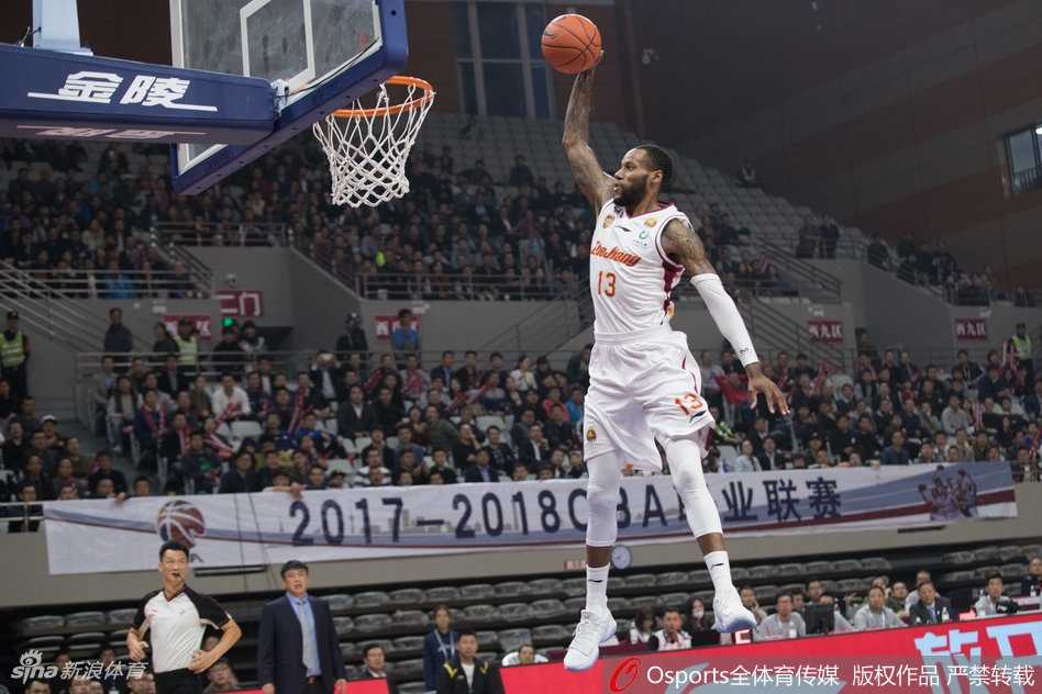 斯托克斯在山西队禁区如猛虎下山，双手大力灌篮，篮筐在他的拉扯下仿佛都变了形，彰显着不可阻挡的力量美学。